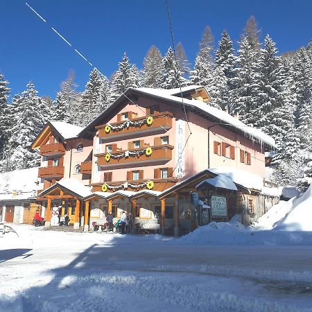 Hotel La Roccia ปัสโซเดลโตนาเล ภายนอก รูปภาพ