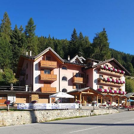 Hotel La Roccia ปัสโซเดลโตนาเล ภายนอก รูปภาพ