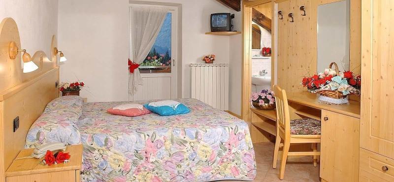 Hotel La Roccia ปัสโซเดลโตนาเล ภายนอก รูปภาพ