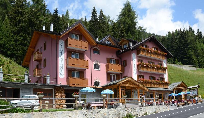 Hotel La Roccia ปัสโซเดลโตนาเล ภายนอก รูปภาพ