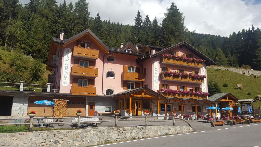 Hotel La Roccia ปัสโซเดลโตนาเล ภายนอก รูปภาพ