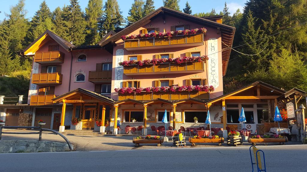 Hotel La Roccia ปัสโซเดลโตนาเล ภายนอก รูปภาพ