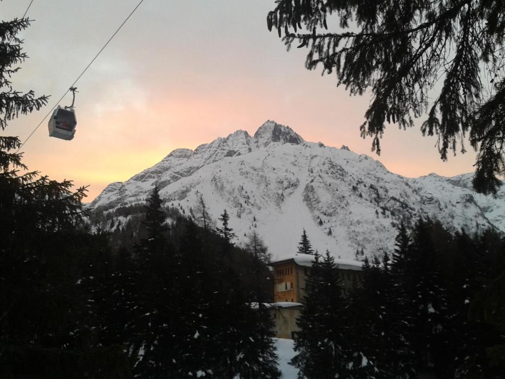 Hotel La Roccia ปัสโซเดลโตนาเล ภายนอก รูปภาพ