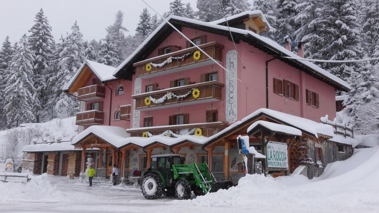 Hotel La Roccia ปัสโซเดลโตนาเล ภายนอก รูปภาพ
