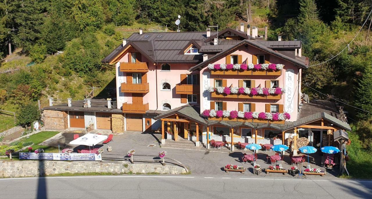 Hotel La Roccia ปัสโซเดลโตนาเล ภายนอก รูปภาพ